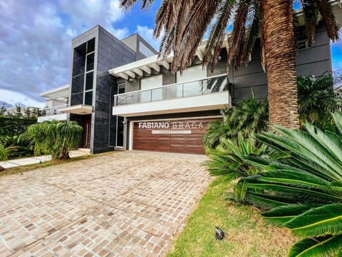 Sobrado com 800m², 5 dormitórios, 5 suítes, 2 vagas, Atlântida Ilhas Park em Xangri-Lá