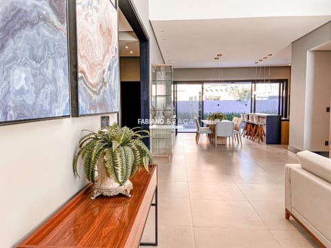 Casa Condomínio com 254m², 4 dormitórios, 4 suítes, 2 vagas, Velas da Marina em Capão da Canoa