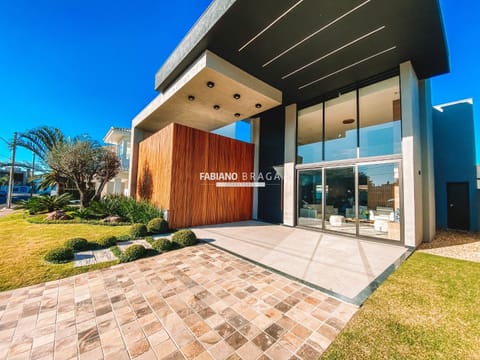 Casa Condomínio com 254m², 4 dormitórios, 4 suítes, 2 vagas, Velas da Marina em Capão da Canoa