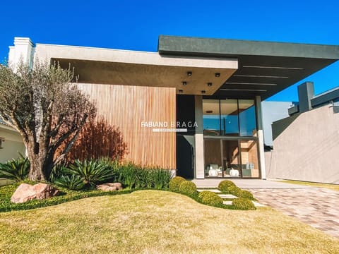 Casa Condomínio com 254m², 4 dormitórios, 4 suítes, 2 vagas, Velas da Marina em Capão da Canoa
