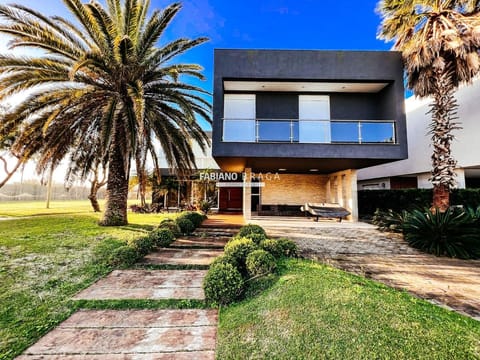 Sobrado com 420m², 6 dormitórios, 6 suítes, 2 vagas, Las Dunas em Xangri-Lá