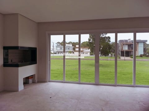 Casa Condomínio com 237m², 4 dormitórios, 4 suítes, 2 vagas, Velas da Marina em Capão da Canoa