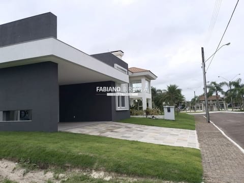 Casa Condomínio com 237m², 4 dormitórios, 4 suítes, 2 vagas, Velas da Marina em Capão da Canoa