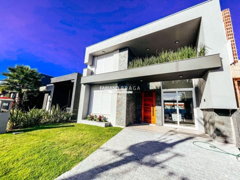Sobrado com 228m², 4 dormitórios, 4 suítes, 2 vagas, Blue em Xangri-Lá