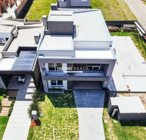 Sobrado com 228m², 4 dormitórios, 4 suítes, 2 vagas, Blue em Xangri-Lá