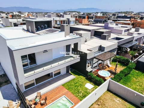 Sobrado com 228m², 4 dormitórios, 4 suítes, 2 vagas, Blue em Xangri-Lá