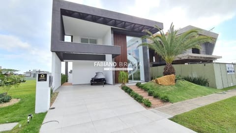 Sobrado com 315m², 4 dormitórios, 4 suítes, 2 vagas, Capão Ilhas Resort em Capão da Canoa