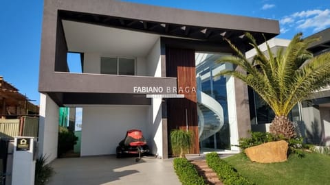 Sobrado com 315m², 4 dormitórios, 4 suítes, 2 vagas, Capão Ilhas Resort em Capão da Canoa
