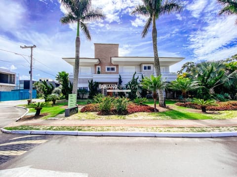 Sobrado com 520m², 6 dormitórios, 6 suítes, 2 vagas, Malibu em Xangri-Lá