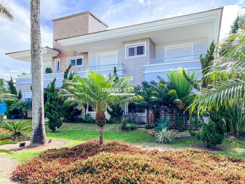 Sobrado com 520m², 6 dormitórios, 6 suítes, 2 vagas, Malibu em Xangri-Lá