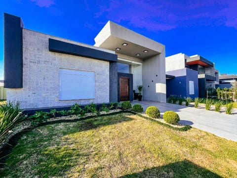 Casa Condomínio com 129m², 3 dormitórios, 3 suítes, 2 vagas, Blue em Xangri-Lá